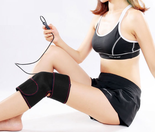 「禾康遠紅外線電熱護膝」採用石墨稀製成，具顯著熱滲透力，能對人體細胞產生溫控和共振效應，提升深層組織溫度，即時暢通氣血循環，改善關節活動能力。